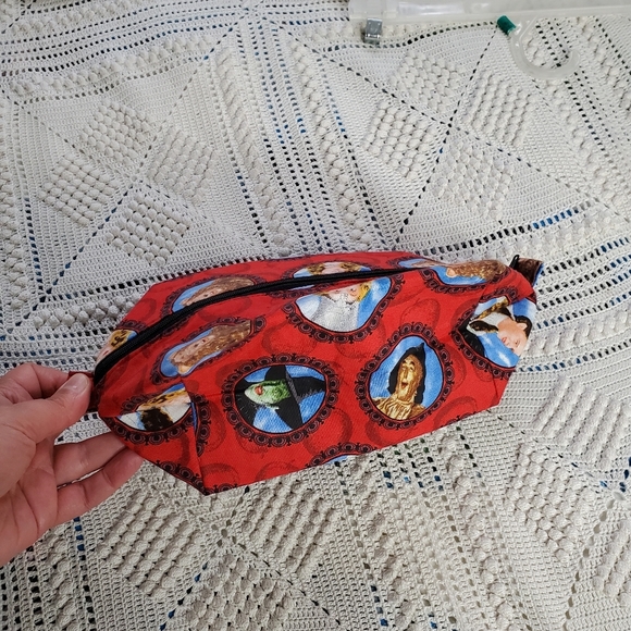 Wizard of Oz red makeup pouch - Picture 4 of 13